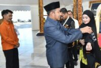 Bupati Sumenep Achmad Fauzi Wongsojudo saat menyematkan simbul untuk para petugas Sensus Ekonomi 2026