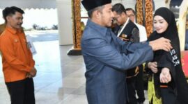 Bupati Sumenep Achmad Fauzi Wongsojudo saat menyematkan simbul untuk para petugas Sensus Ekonomi 2026