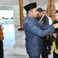 Bupati Sumenep Achmad Fauzi Wongsojudo saat menyematkan simbul untuk para petugas Sensus Ekonomi 2026