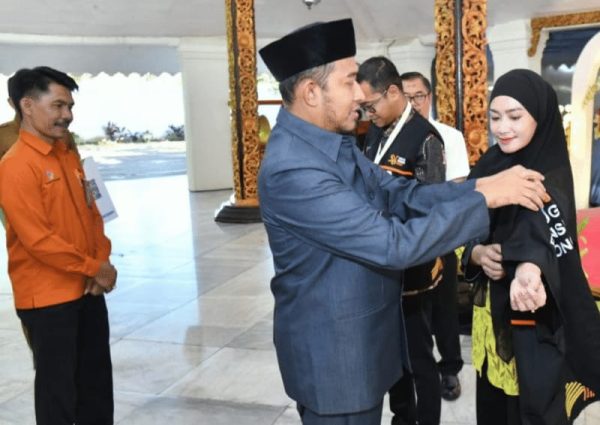 Bupati Sumenep Achmad Fauzi Wongsojudo saat menyematkan simbul untuk para petugas Sensus Ekonomi 2026