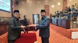 Bupati Fauzi (kanan) saat menerima salinan persetujuan raperda pertanggungjawaban APBD 2025