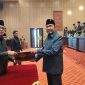 Bupati Fauzi (kanan) saat menerima salinan persetujuan raperda pertanggungjawaban APBD 2025