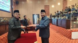 Bupati Fauzi (kanan) saat menerima salinan persetujuan raperda pertanggungjawaban APBD 2025