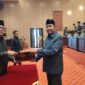 Bupati Fauzi (kanan) saat menerima salinan persetujuan raperda pertanggungjawaban APBD 2025