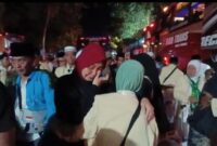 Suasana haru jamaah haji saat tiba di Pendopo Manggala Praja Nugraha Kabupaten Trenggalek 