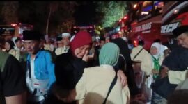 Suasana haru jamaah haji saat tiba di Pendopo Manggala Praja Nugraha Kabupaten Trenggalek 