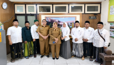Direktur RSUDMA Sumenep dr. Hj. Erliyati, M.Kes bersama pengurus LKNU Sumenep