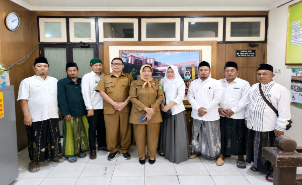 Direktur RSUDMA Sumenep dr. Hj. Erliyati, M.Kes bersama pengurus LKNU Sumenep 