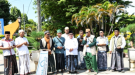 Wabup Sumenep KH Imam Hasyim saat akan melepas keberangkatan jamaah Ittisolana ke Situbondo 