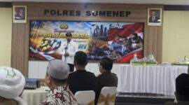 Bupati Sumenep Achmad Fauzi Wongsojudo saat menyampaikan sambutan di acara tasyakuran Hari Bhayangkara ke-80 Polres Sumenep 