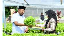 Bupati Sumenep Achmad Fauzi Wongsojudo bersama Ira Farm