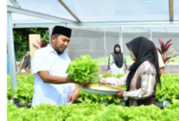 Bupati Sumenep Achmad Fauzi Wongsojudo bersama Ira Farm