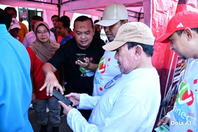 Bupati bersama Wakil nya saat meninjau sentra Kuliner Bank Jatim 