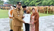 Bupati Sumenep Dr. H. Achmad Fauzi Wongsojudo usai apel pagi