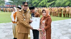 Bupati Sumenep Dr. H. Achmad Fauzi Wongsojudo usai apel pagi