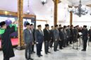 Bupati Dr. H. Achmad Fauzi Wongsojudo dalam proses pengambilan sumpah jabatan administrator