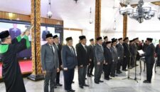 Bupati Dr. H. Achmad Fauzi Wongsojudo dalam proses pengambilan sumpah jabatan administrator