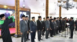 Bupati Dr. H. Achmad Fauzi Wongsojudo dalam proses pengambilan sumpah jabatan administrator