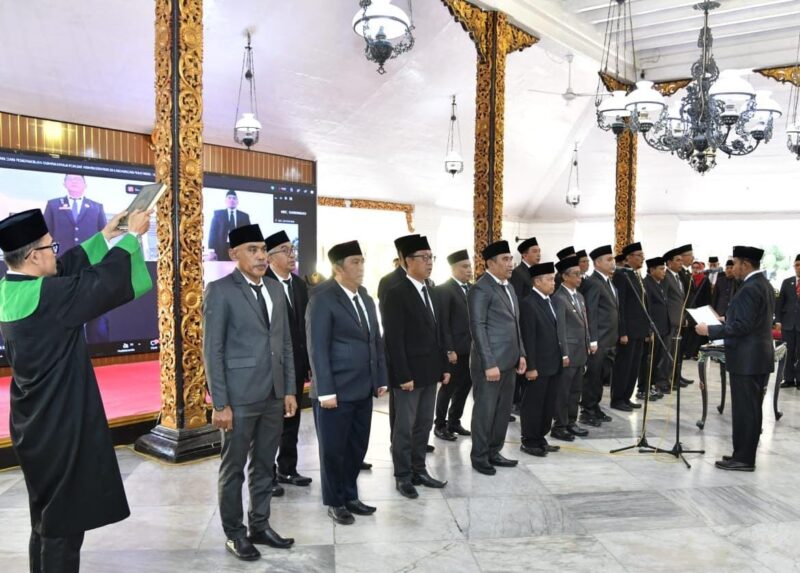 Bupati Dr. H. Achmad Fauzi Wongsojudo dalam proses pengambilan sumpah jabatan administrator