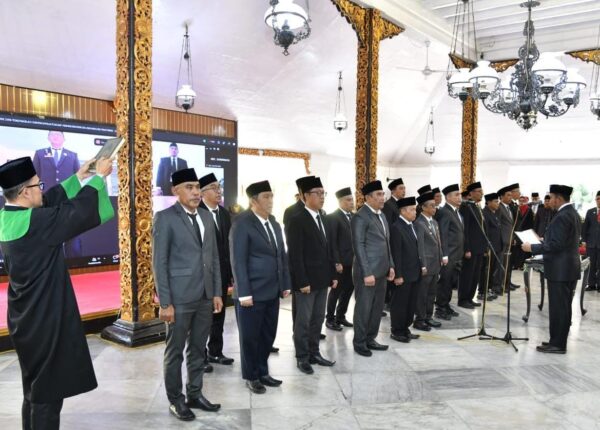 Bupati Dr. H. Achmad Fauzi Wongsojudo dalam proses pengambilan sumpah jabatan administrator