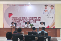 Kepala DPMPTS Sumenep Heru Susanto (tengah) didampingi Sekretaris dan Kabid Permodalan