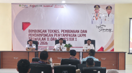 Kepala DPMPTS Sumenep Heru Susanto (tengah) didampingi Sekretaris dan Kabid Permodalan