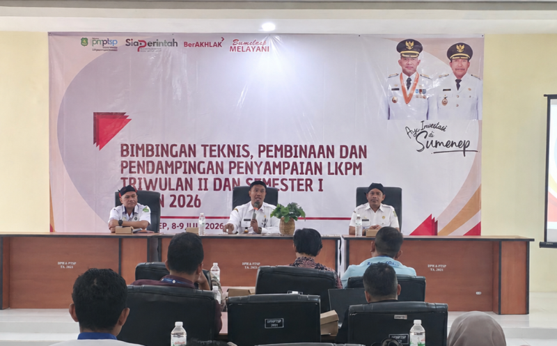 Kepala DPMPTS Sumenep Heru Susanto (tengah) didampingi Sekretaris dan Kabid Permodalan