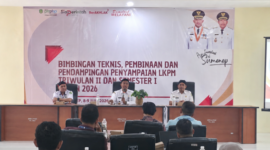 Kepala DPMPTS Sumenep Heru Susanto (tengah) didampingi Sekretaris dan Kabid Permodalan