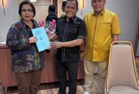 Wabup Pamekasan, Sukriyanto (tengah) didampingi anggota DPRD Pamekasan Rosyid Fansori menyerahkan berkas aspirasi kepada anggota Komisi IX DPR RI (kanan) 