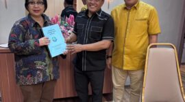 Wabup Pamekasan, Sukriyanto (tengah) didampingi anggota DPRD Pamekasan Rosyid Fansori menyerahkan berkas aspirasi kepada anggota Komisi IX DPR RI (kanan) 