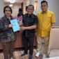 Wabup Pamekasan, Sukriyanto (tengah) didampingi anggota DPRD Pamekasan Rosyid Fansori menyerahkan berkas aspirasi kepada anggota Komisi IX DPR RI (kanan) 