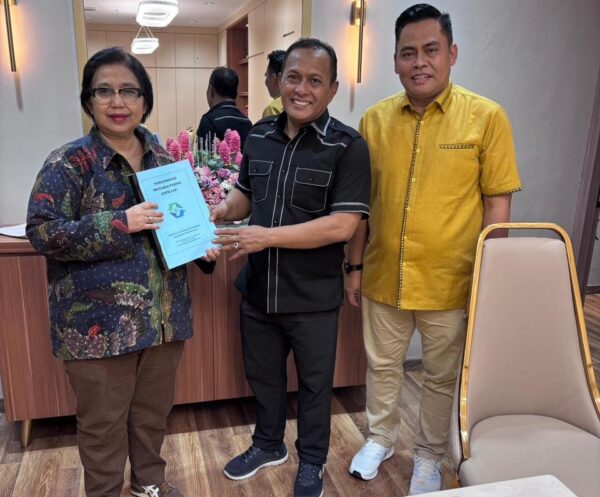 Wabup Pamekasan, Sukriyanto (tengah) didampingi anggota DPRD Pamekasan Rosyid Fansori menyerahkan berkas aspirasi kepada anggota Komisi IX DPR RI (kanan) 