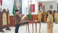 Bupati Trenggalek Mochamad Nur Arifin saat melakukan pengambilan sumpah jabatan Pj Sekretaris Daerah Trenggalek