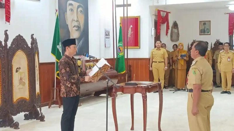 Bupati Trenggalek Mochamad Nur Arifin saat melakukan pengambilan sumpah jabatan Pj Sekretaris Daerah Trenggalek 