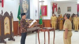 Bupati Trenggalek Mochamad Nur Arifin saat melakukan pengambilan sumpah jabatan Pj Sekretaris Daerah Trenggalek 