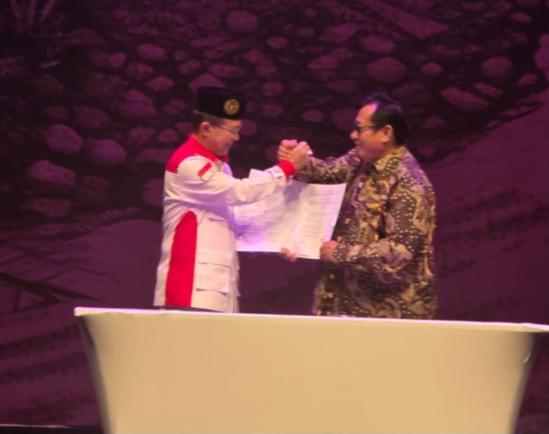 Ketua Umum ABPEDNAS (kiri) bersama Ketua Umum SMSI, Firdaus usai menandatangani kerjasama