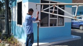 Satpam Mochammad Nor saat menjalankan tugas di SPPG Grujugan Kidul 02