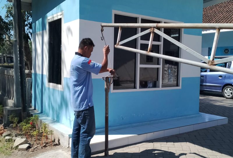 Satpam Mochammad Nor saat menjalankan tugas di SPPG Grujugan Kidul 02