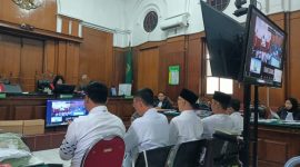 Lima terdakwa korupsi BSPS Sumenep saat menjalani sidang pembacaan tuntutan