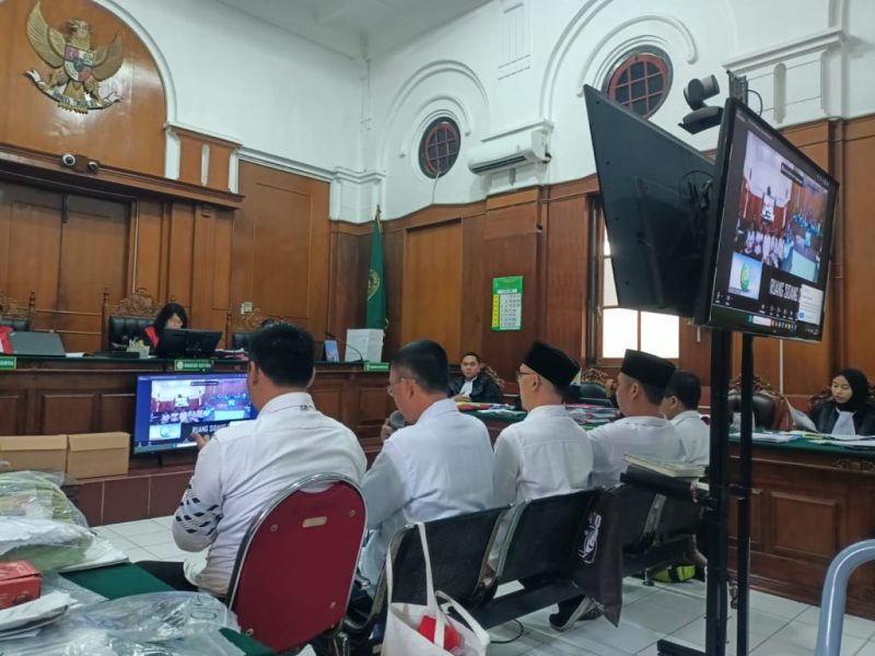 Lima terdakwa korupsi BSPS Sumenep saat menjalani sidang pembacaan tuntutan