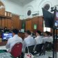 Lima terdakwa korupsi BSPS Sumenep saat menjalani sidang pembacaan tuntutan