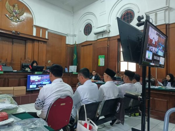Lima terdakwa korupsi BSPS Sumenep saat menjalani sidang pembacaan tuntutan