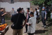 Polisi Bondowoso saat olah TKP suami bacok istri