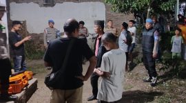 Polisi Bondowoso saat olah TKP suami bacok istri