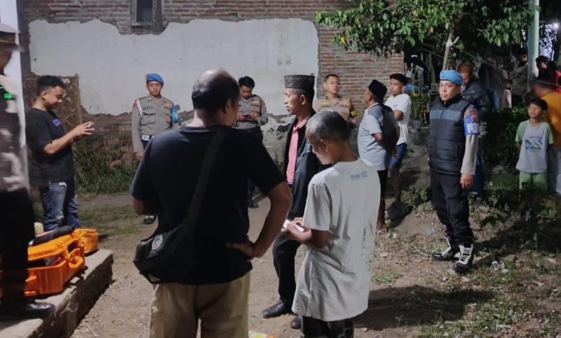 Polisi Bondowoso saat olah TKP suami bacok istri