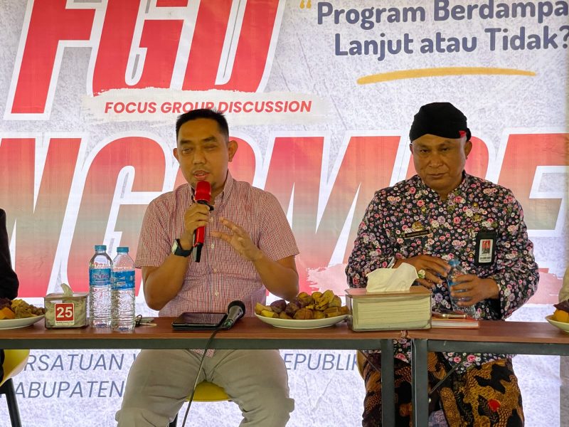 Hairul Anwar, Anggota Komisi 1 DPRD Sumenep (kiri)