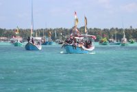 Laut Masalembu dipenuhi perahu dalam acara petik laut