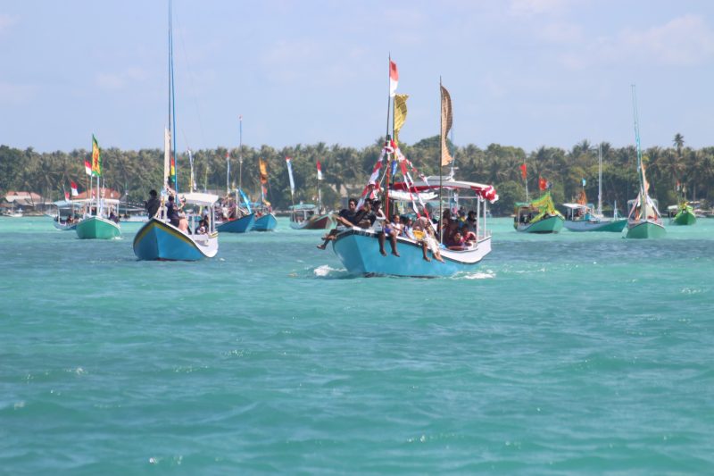 Laut Masalembu dipenuhi perahu dalam acara petik laut