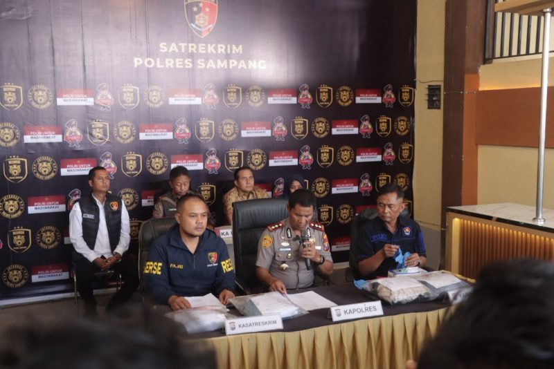Kapolres Sampang, AKBP Hartono didampingi Kasatreskrim Iptu Nur Fajri Alim dan Kasi Humas, 