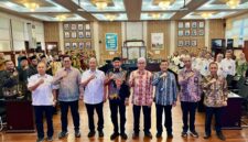 Bupati Sumenep Achmad Fauzi Wongsojudo bersama para petinggi ITPLN